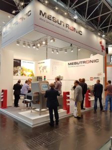 Zahlreiche Besucher auf dem Mesutronic-Messestand