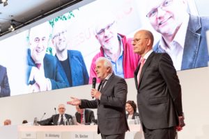 Le Directeur Général Karl-Heinz Dürrmeier (à gauche) et le Président Dr.-Ing. Johannes Schmidt (à droite) présentent Mesutronic au comité de direction de INDUS Holding AG.