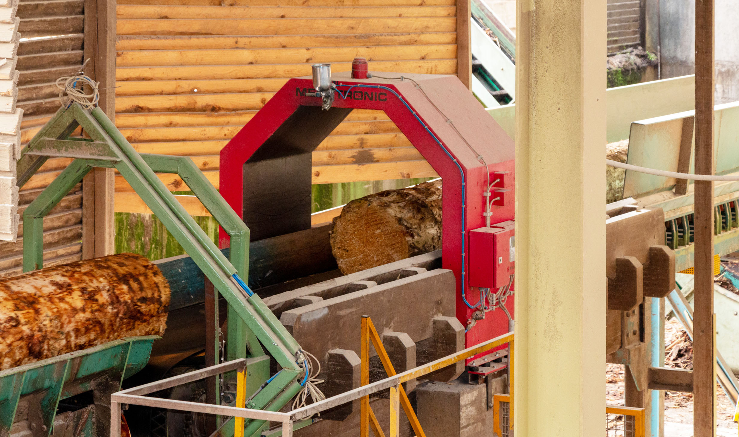 Für die Splittersuche in Rundholz ist bei I.B.H. in Harperscheid der Metalldetektor des Typs METRON 05 CO im Einsatz