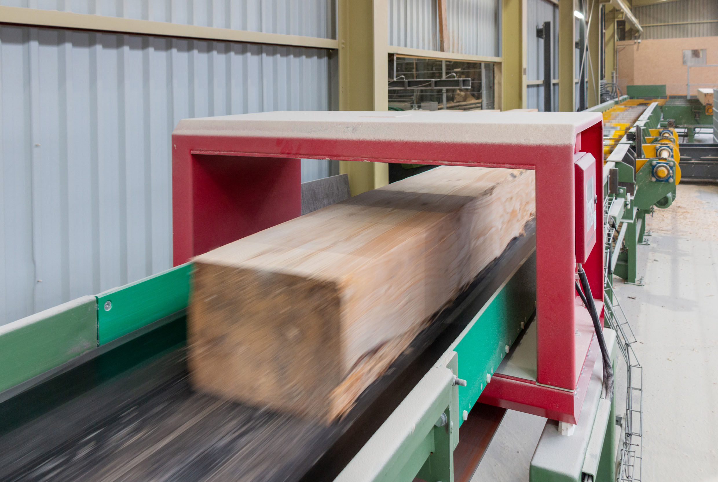After pre-cutting in the log bandsaw, the square timbers are additionally examined by metal detector METRON 05 D